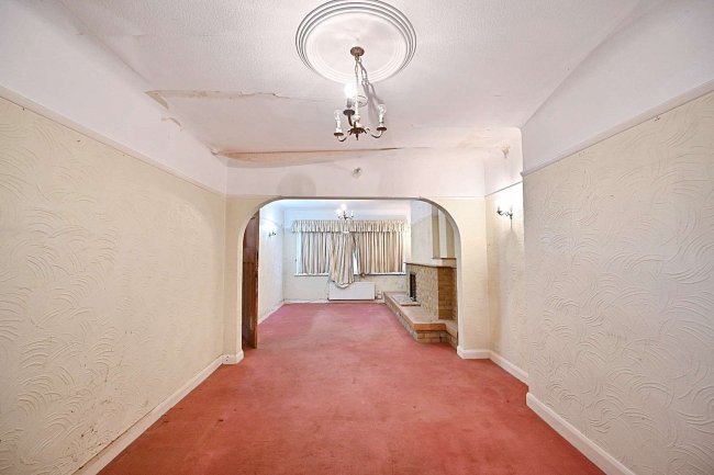 71 Court Avenue, Coulsdon CR5 1HJ 4