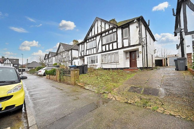 71 Court Avenue, Coulsdon CR5 1HJ 4