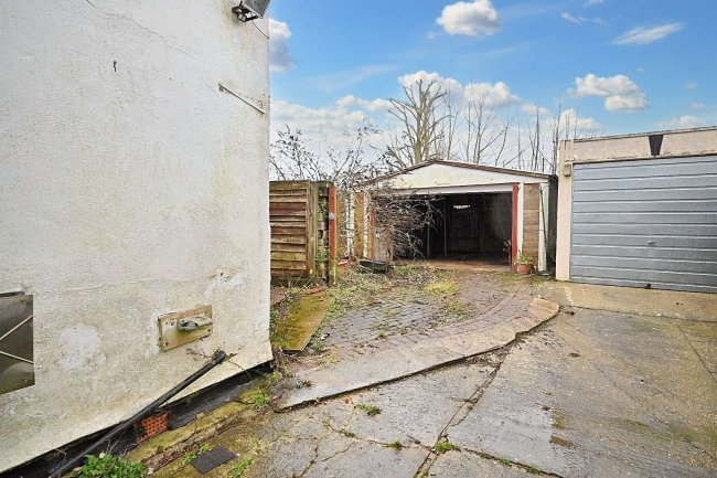 71 Court Avenue, Coulsdon CR5 1HJ 4