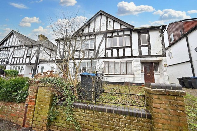 71 Court Avenue, Coulsdon CR5 1HJ 4