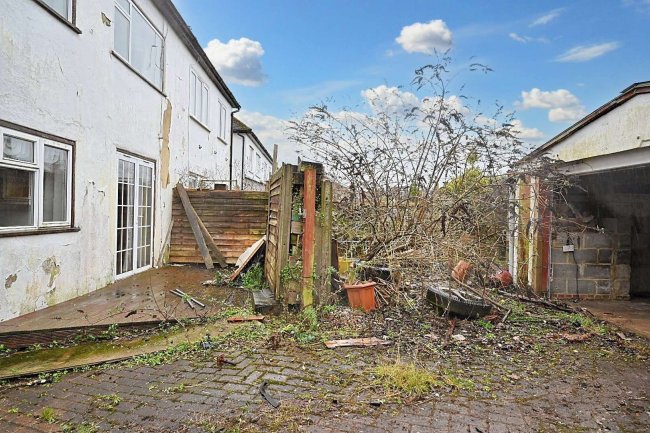 71 Court Avenue, Coulsdon CR5 1HJ 4