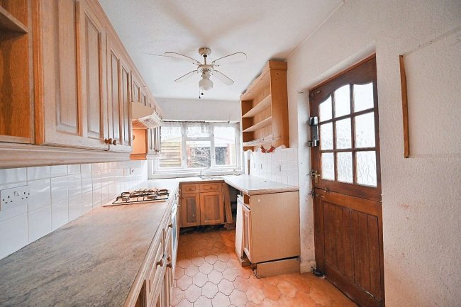 71 Court Avenue, Coulsdon CR5 1HJ 4