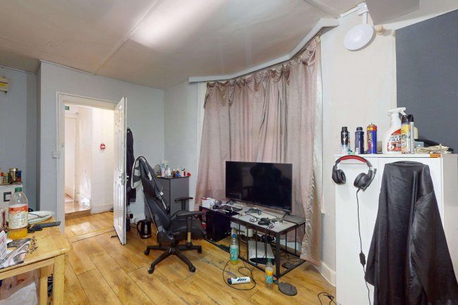 9 Brampton Park Road, Hornsey, London, N22 6BG 8