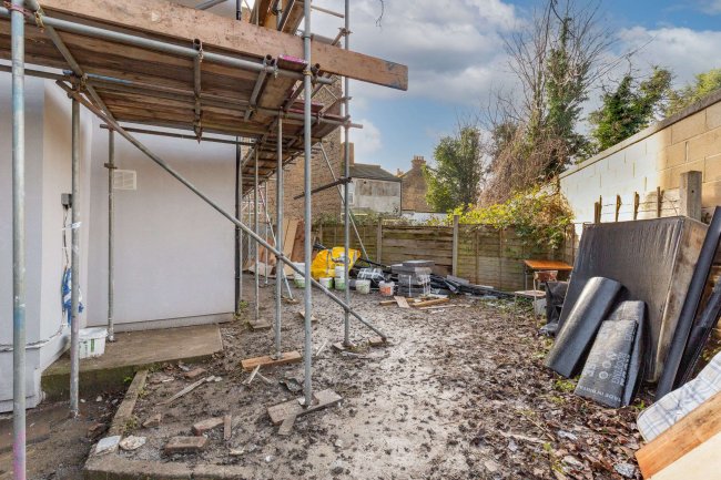 9 Brampton Park Road, Hornsey, London, N22 6BG 8