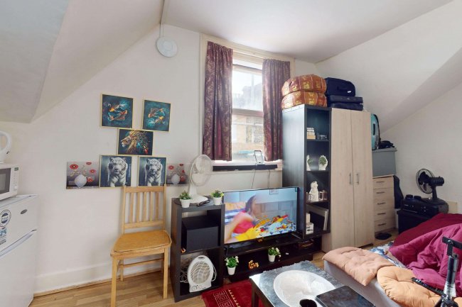 9 Brampton Park Road, Hornsey, London, N22 6BG 8