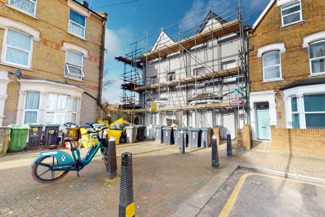 9 Brampton Park Road, Hornsey, London, N22 6BG 8