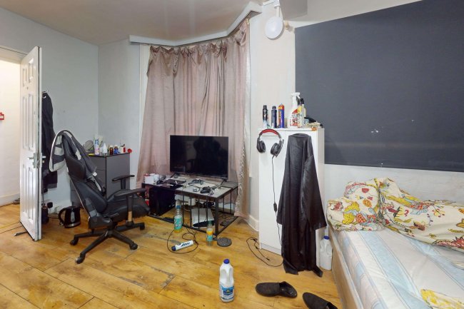 9 Brampton Park Road, Hornsey, London, N22 6BG 8