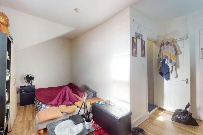 9 Brampton Park Road, Hornsey, London, N22 6BG 8