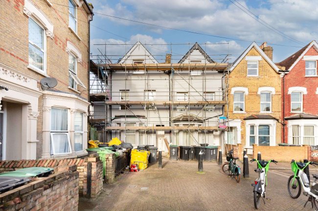 9 Brampton Park Road, Hornsey, London, N22 6BG 8