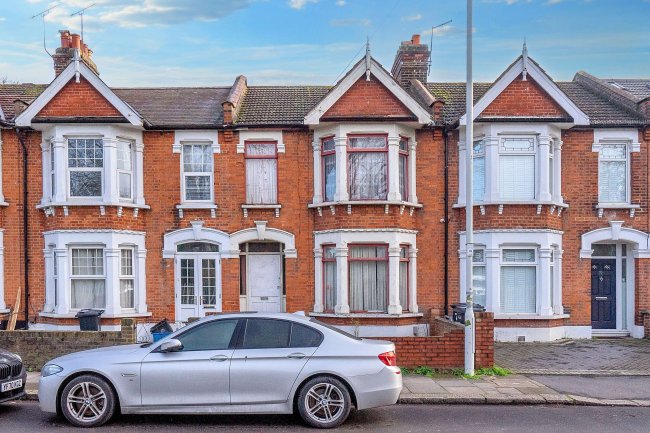 75 South Park Drive, Seven Kings, Ilford, IG3 9AB 5