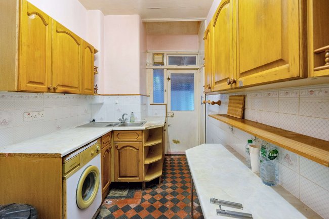 75 South Park Drive, Seven Kings, Ilford, IG3 9AB 5