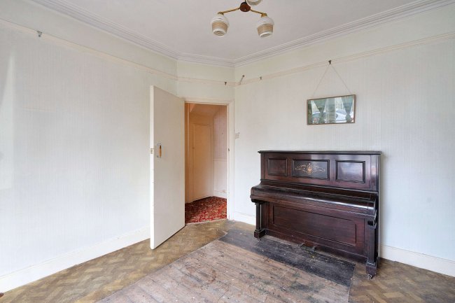 75 South Park Drive, Seven Kings, Ilford, IG3 9AB 5