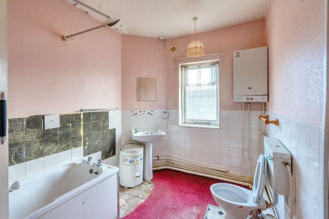 75 South Park Drive, Seven Kings, Ilford, IG3 9AB 5