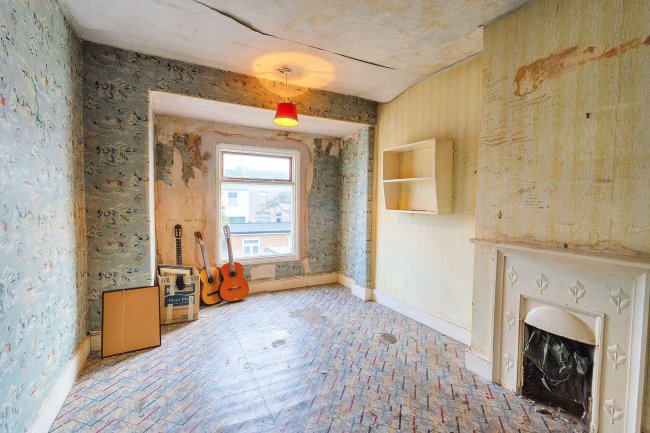 75 South Park Drive, Seven Kings, Ilford, IG3 9AB 5