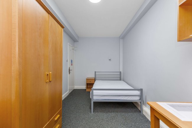 Ivy Hall, 100-102 Cricklewood Ln, London NW2 2DQ 9