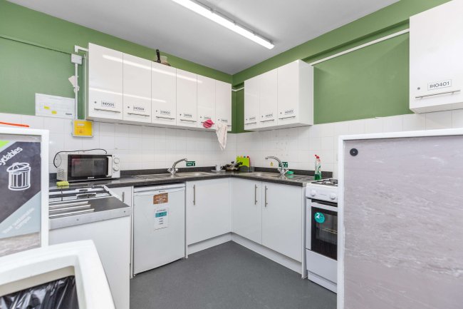 Ivy Hall, 100-102 Cricklewood Ln, London NW2 2DQ 9