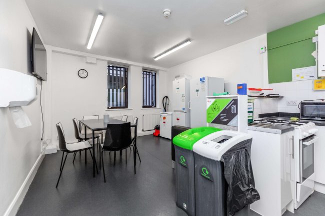 Ivy Hall, 100-102 Cricklewood Ln, London NW2 2DQ 9