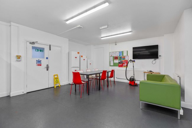 Ivy Hall, 100-102 Cricklewood Ln, London NW2 2DQ 9