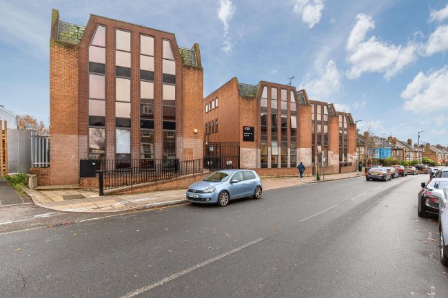 Ivy Hall, 100-102 Cricklewood Ln, London NW2 2DQ 9