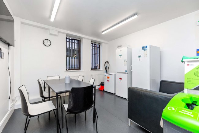 Ivy Hall, 100-102 Cricklewood Ln, London NW2 2DQ 9