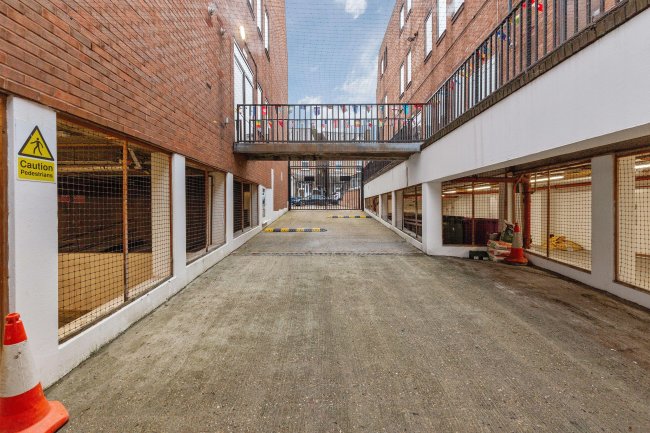Ivy Hall, 100-102 Cricklewood Ln, London NW2 2DQ 9
