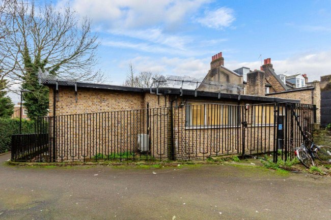 33 Giesbach Road, London N19 3DA 1