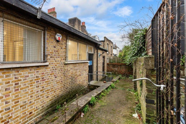 33 Giesbach Road, London N19 3DA 1