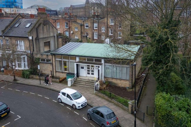 33 Giesbach Road, London N19 3DA 1