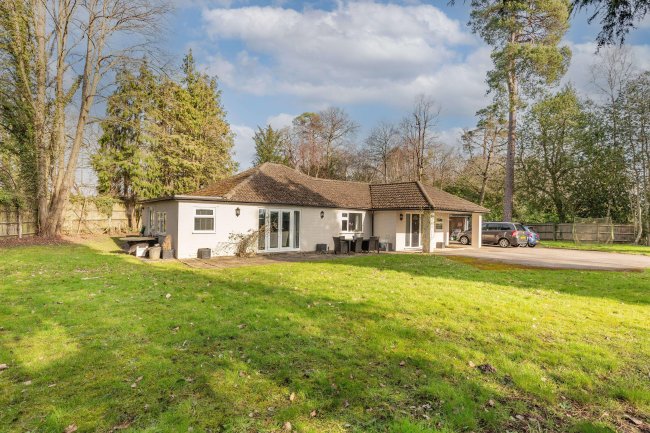 West Lodge, London Road, Bagshot, Surrey, GU19 5HZ 2