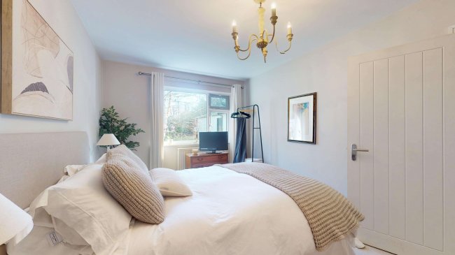 West Lodge, London Road, Bagshot, Surrey, GU19 5HZ 2