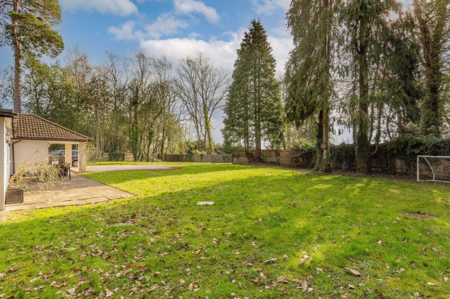 West Lodge, London Road, Bagshot, Surrey, GU19 5HZ 2