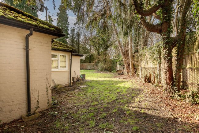 West Lodge, London Road, Bagshot, Surrey, GU19 5HZ 2