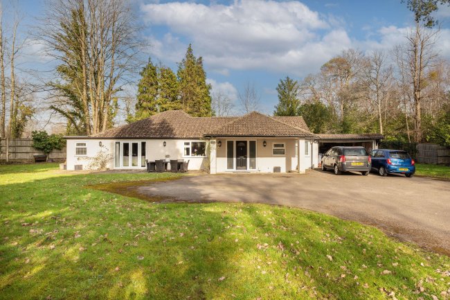 West Lodge, London Road, Bagshot, Surrey, GU19 5HZ 2