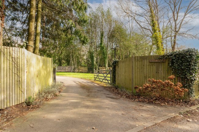 West Lodge, London Road, Bagshot, Surrey, GU19 5HZ 2