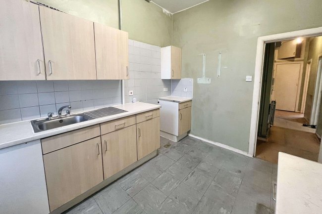 Flat 12, 62-64 West Cromwell Road, Earls Court, London, SW5 9QS 9