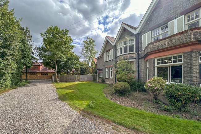 Macris House, Coopersale Lane, Theydon Bois, Epping, Essex CM16 7NS 5