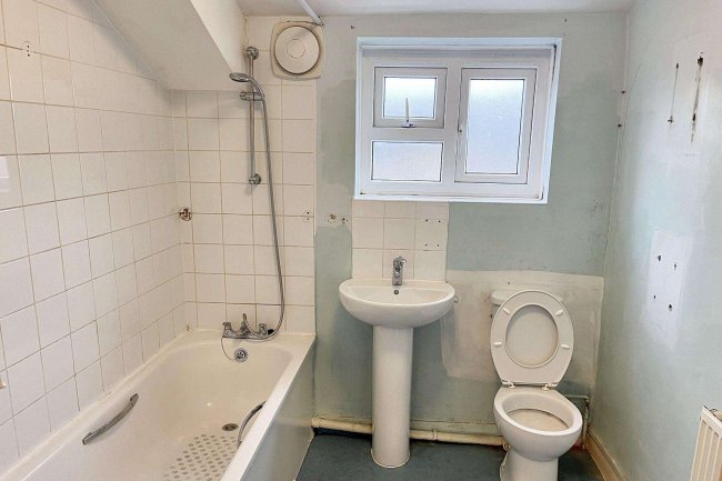 68 A & B Gosberton Road, Balham SW12 8LQ 3