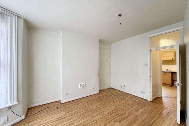 Flat A, 20 Huddlestone Road, Willesden, London NW2 5DN 4