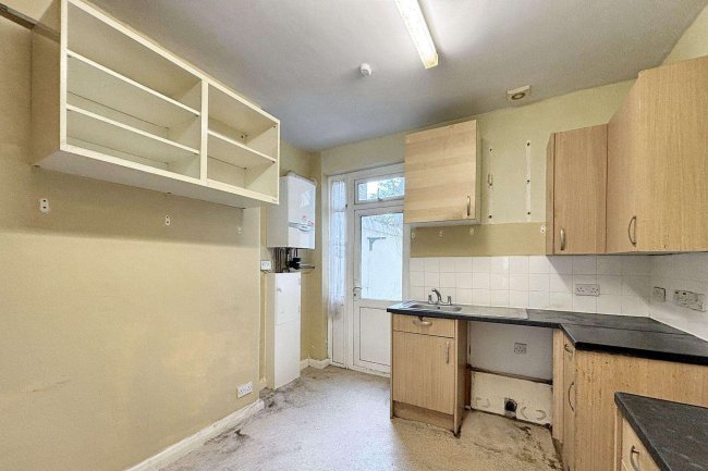 Flat A, 20 Huddlestone Road, Willesden, London NW2 5DN 4