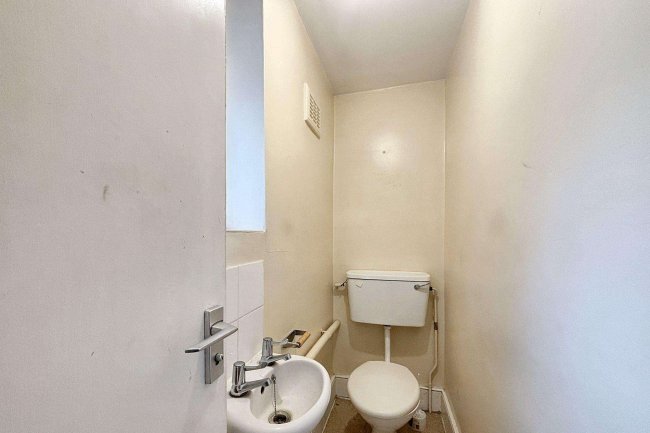 7 Victoria Terrace, Finsbury Park, London N4 4DA 8