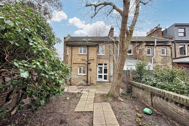 7 Victoria Terrace, Finsbury Park, London N4 4DA 8