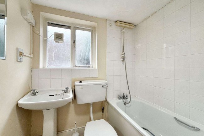 7 Victoria Terrace, Finsbury Park, London N4 4DA 8