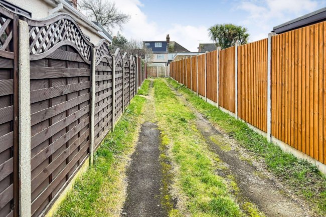 Garage at the Rear Of 7 Broadview Avenue, Grays, Essex, RM16 2NJ 5