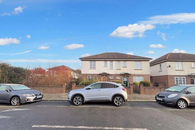 Flat B, 10 Chesham Street, Neasden, London NW10 0AX 3