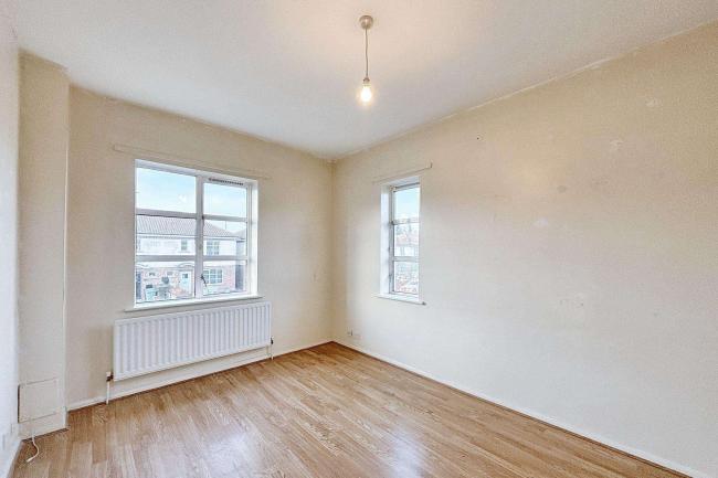 Flat B, 10 Chesham Street, Neasden, London NW10 0AX 3