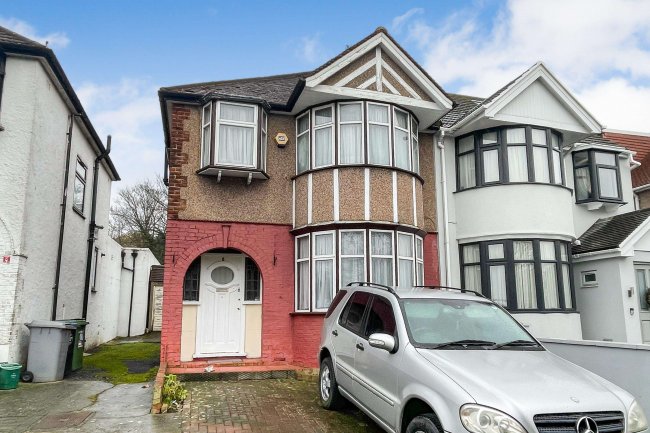 8 Roe Green, London, NW9 0NY 10