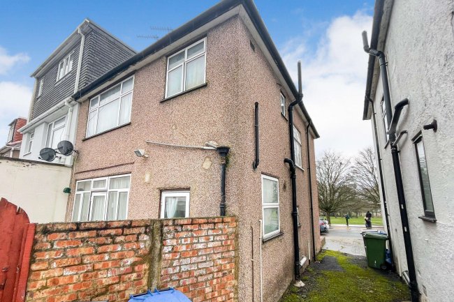 8 Roe Green, London, NW9 0NY 10