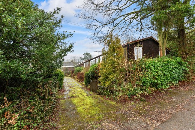 3 Hilltop Walk, Woldingham, Caterham, Surrey, CR3 7LJ 4