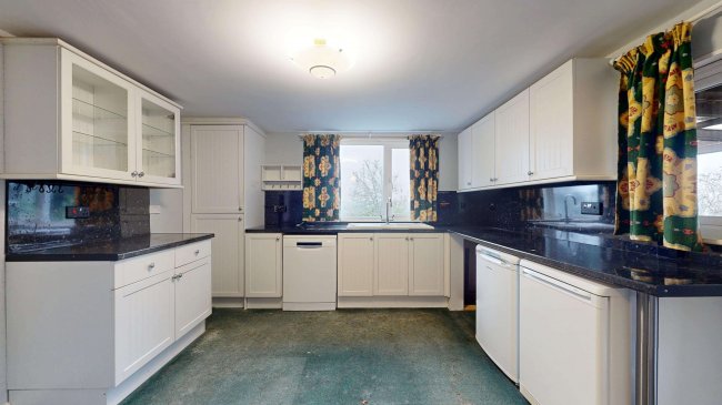 3 Hilltop Walk, Woldingham, Caterham, Surrey, CR3 7LJ 4