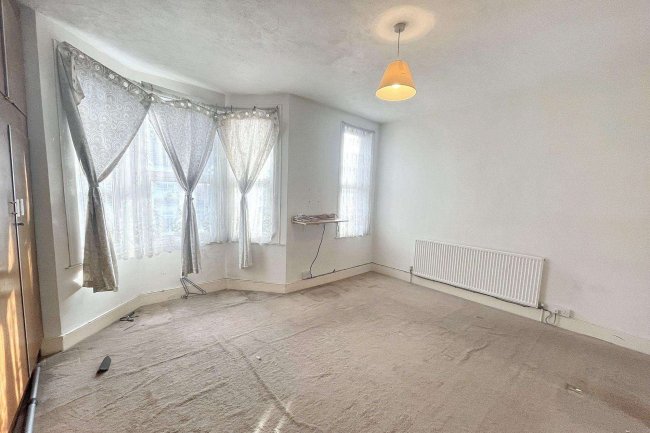 18 Heathview Road, Thornton Heath, Surrey CR7 7PL 10